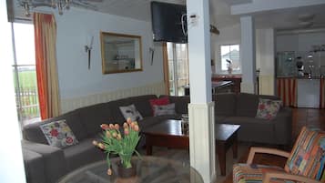 Télévision, baby-foot, livres, chaßne hi-fi