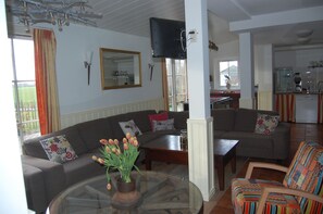 تلفزيون، كرة قدم الطاولة، كُتُب، ستيريو