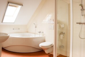 Combined shower/bathtub, jetted bath, hair dryer, towels