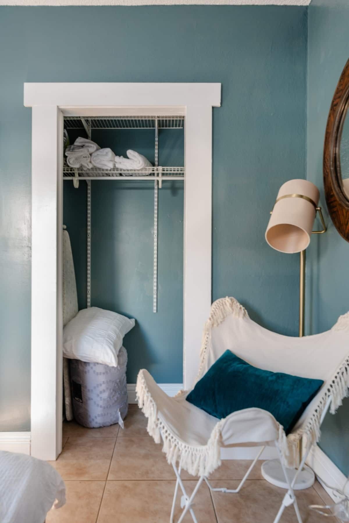 Entire Beach Cottage- 5 min walk to the beach!