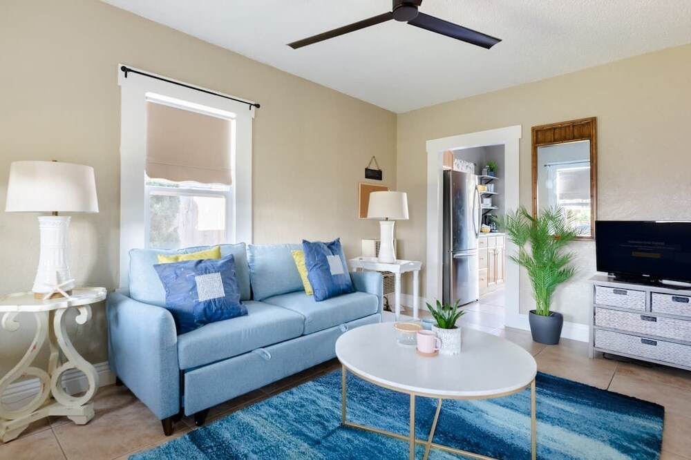 Entire Beach Cottage- 5 min walk to the beach!