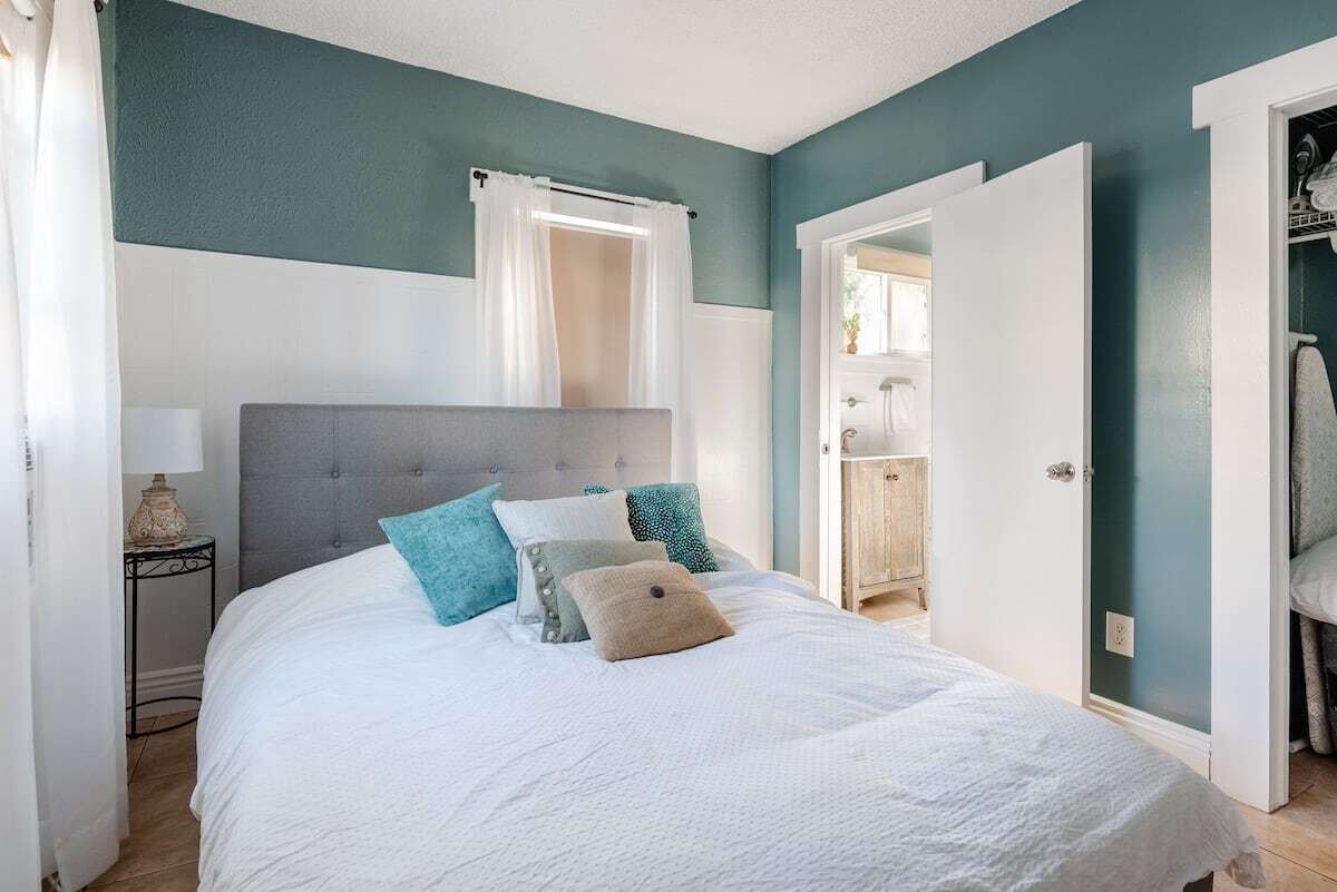 Entire Beach Cottage- 5 min walk to the beach!