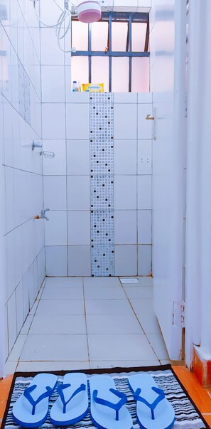 Shower, hair dryer, towels, soap - Mans Cave Abode Home (Ongata Rongai)