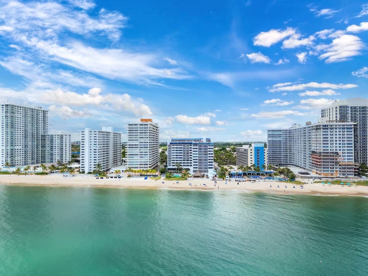 På stranden, solsenger og strandhåndklær