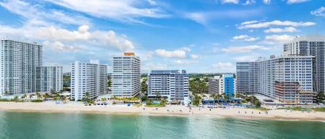 På stranden, solsenger og strandhåndklær