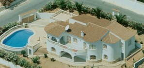 A large house with a swimming pool, multiple balconies, and a satellite dish. - Home SEA&DREAMS NiceView II (Calpe)