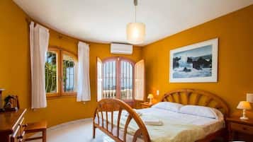 6 Schlafzimmer, Bügeleisen/Bügelbrett