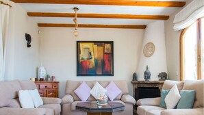 A living room with two sofas, a coffee table, a painting, and a fireplace. - Home SEA&DREAMS NiceView II (Calpe)