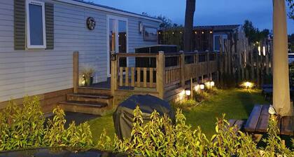 New! 4 persons vacation chalet on a family campsite in Oostkapelle.