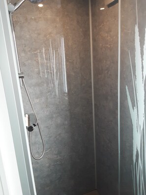 Douche, séchoir à cheveux, serviettes fournies, savon