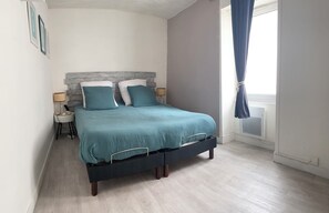 A bedroom with a bed, bedside tables, and a window with curtains. - La Chaume, Typical and charming fisherman's house (Les Sables-d'Olonne)