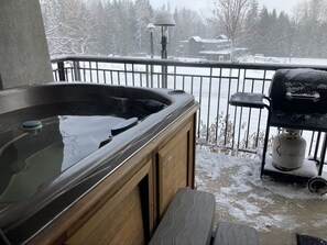 Outdoor spa tub - Spacious Ski in / Ski out condo at the Base of Red Mountain! (Rossland)