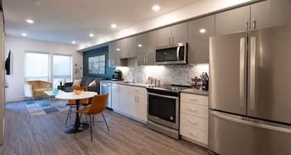 Luxe Kitchen & Bath • gigabit WiFi • Walker's Paradise • W/D in unit • King Bed