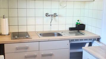 Kühlschrank, Mikrowelle, Herdplatte, Wasserkocher mit Kaffee-/Teezubehör