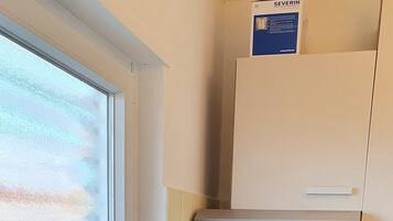 Kühlschrank, Mikrowelle, Herdplatte, Wasserkocher mit Kaffee-/Teezubehör