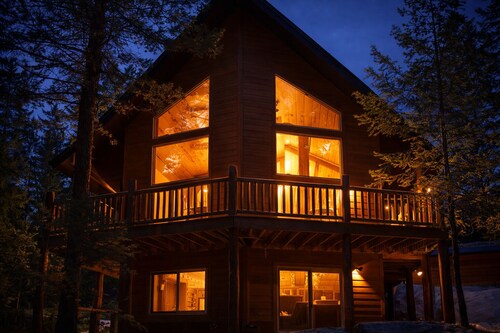 Mountain Pines Luxury Yellowstone Cabin + Hot Tub + Sleeps 15 + Garage + 2 Acres