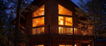 Mountain Pines Luxury Yellowstone Cabin + Hot Tub + Sleeps 15 + Garage + 2 Acres