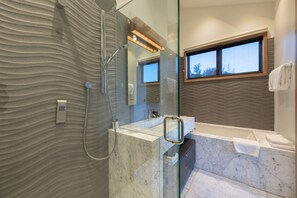Luxury-Haus | Badezimmer | Komfortbadewanne, Haartrockner, Bademäntel, Handtücher