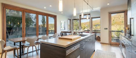 Luxe huis | Privékeuken | Een koelkast met diepvriezer, een microgolfoven, een oven, een kookplaat