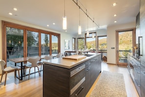 Maison luxueuse | Cuisine privée | Réfrigérateur grande capacité avec congélateur, four à micro-ondes