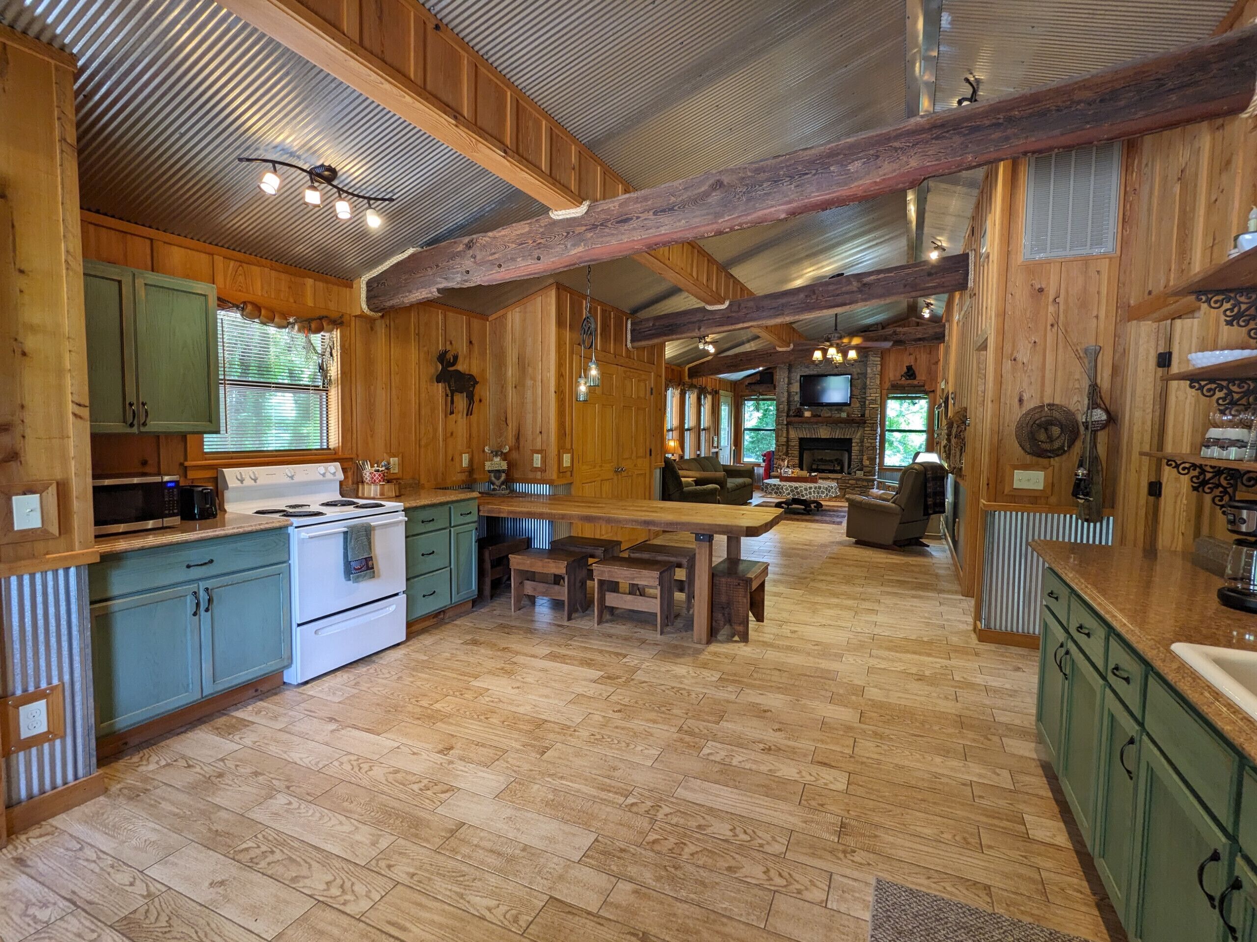 Een koelkast, een microgolfoven, een oven