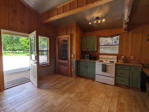 Fridge, microwave, oven, coffee/tea maker