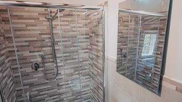 HÄrtork, handdukar, tvÄl och schampo