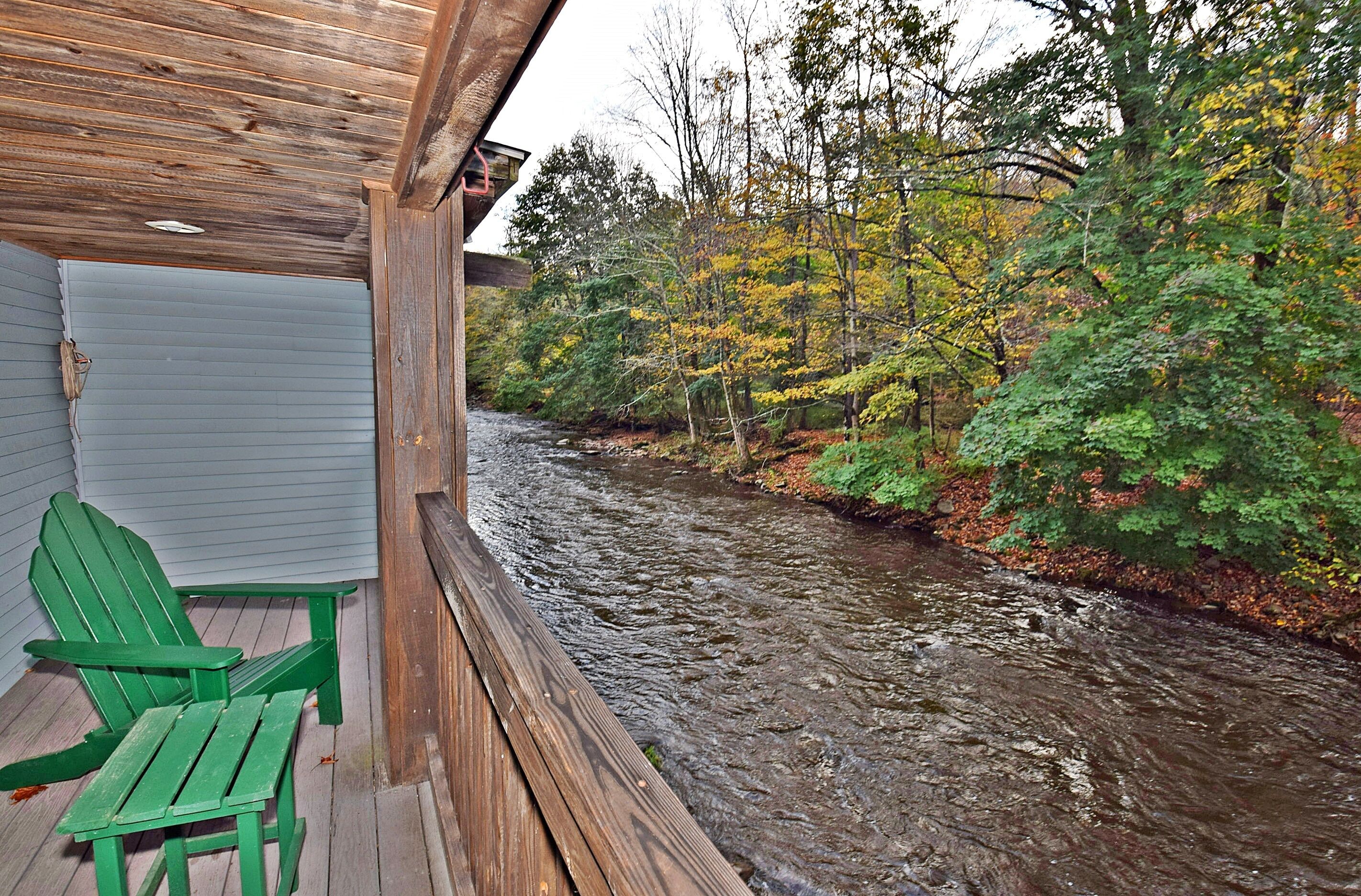 Streamfront Elegance And Natural Beauty