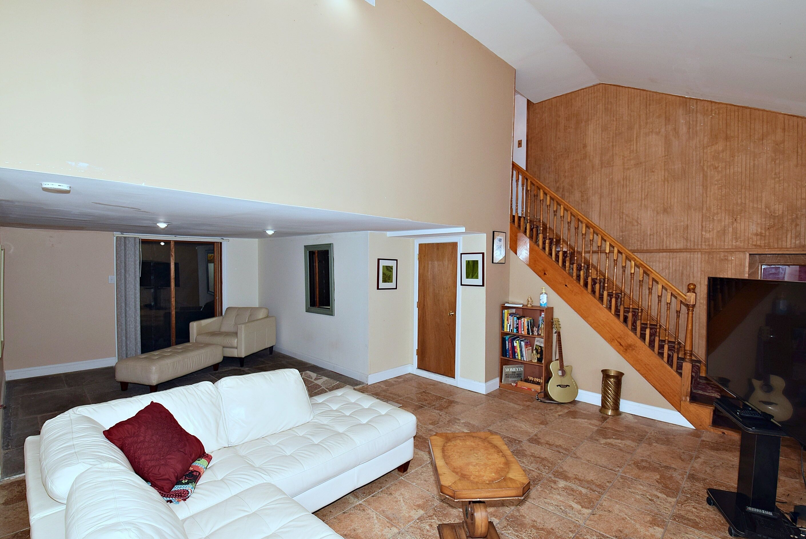 Streamfront Elegance And Natural Beauty