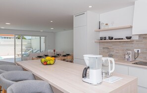 Réfrigérateur, lave-vaisselle, cafetière-théière