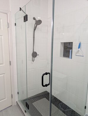 Combined shower/bathtub, hair dryer, towels, soap - Townhome in Olde Town Arvada! 2 bedrooms and 2 full baths. Corporate Rental. (Arvada)