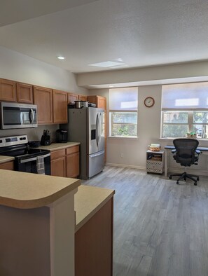 Een koelkast, een magnetron, een oven, een kookplaat