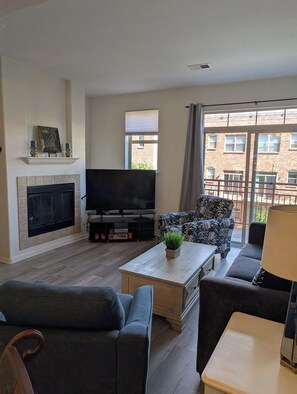 Een televisie en een open haard