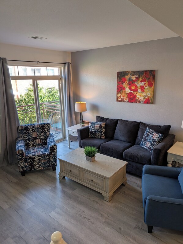 Een televisie en een open haard