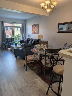 Een televisie en een open haard