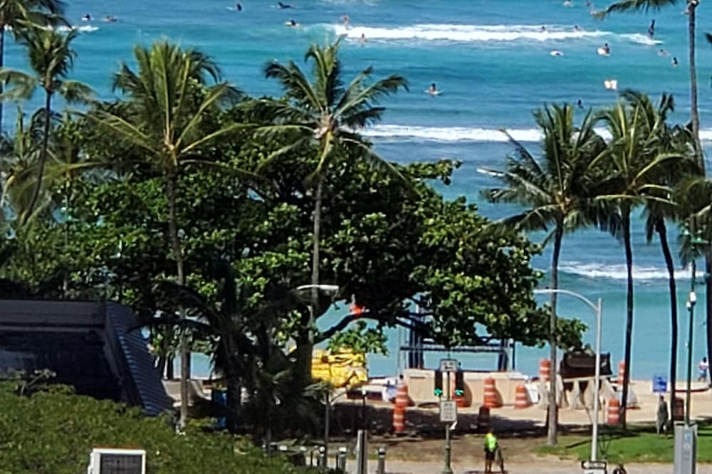 Wake up in paradise with a touch of Hawaiian rainbow