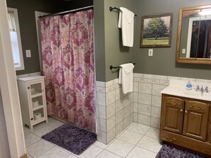 Combined shower/tub, hair dryer, towels
