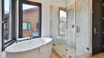 Residenza Luxury, balcone, vista piscina | Bagno | Vasca da bagno a immersione totale, asciugacapelli, accappatoio