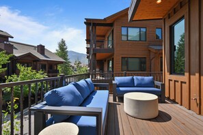 Luxury Townhome, Balcony, Pool View | Balkoni