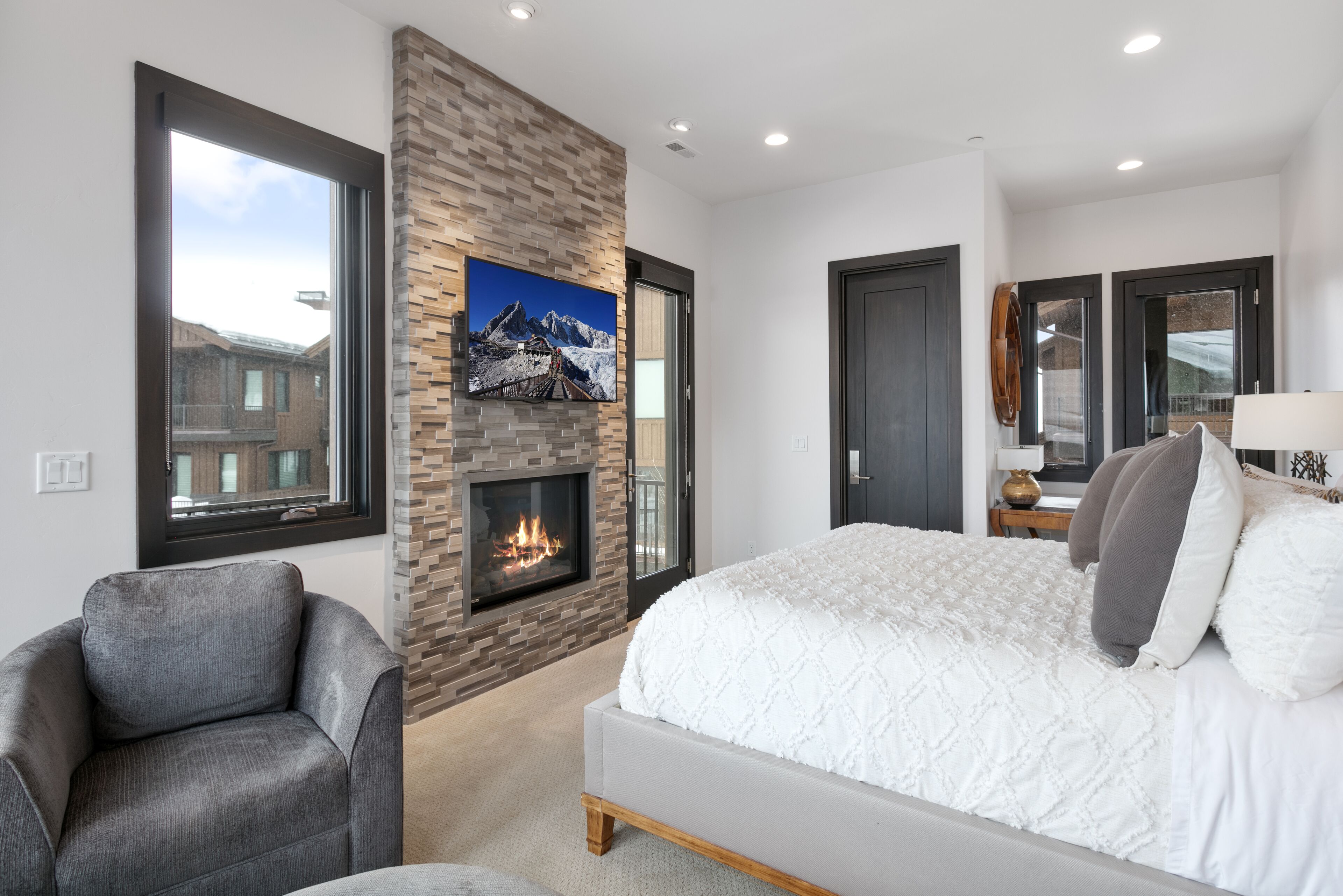 럭셔리 콘도 | 고급 침구, 오리/거위털 이불, 각각 다른 스타일의 인테리어, 각각 다르게 가구 비치