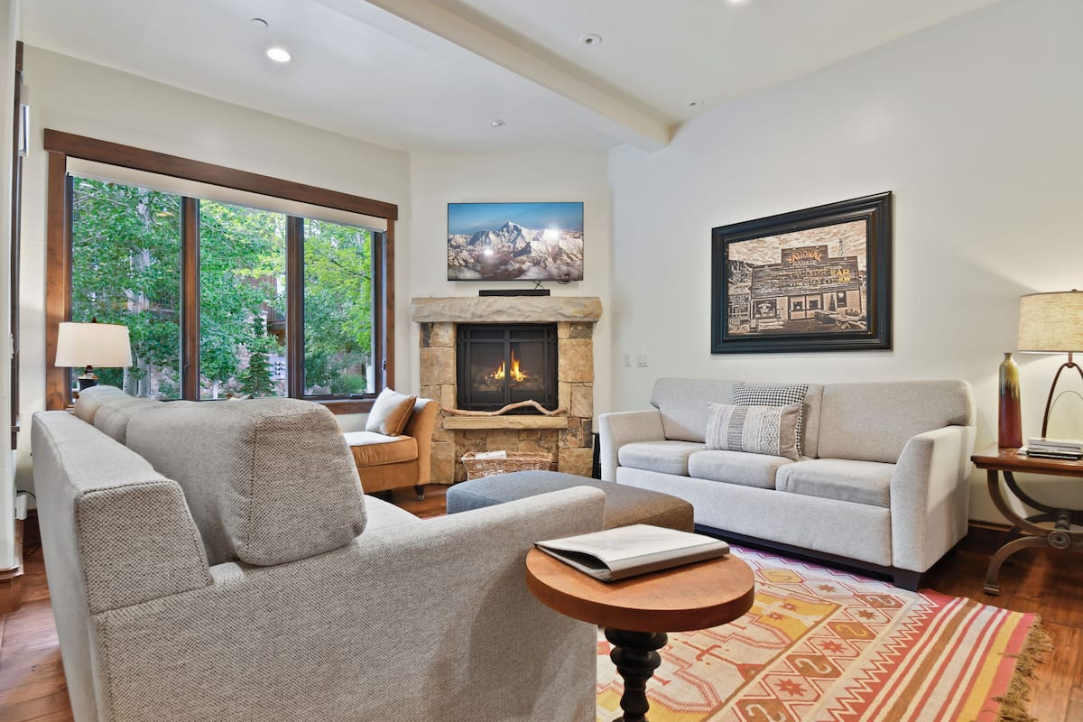 Townhome | Living area | 50-inch TV with cable channels, fireplace, Netflix