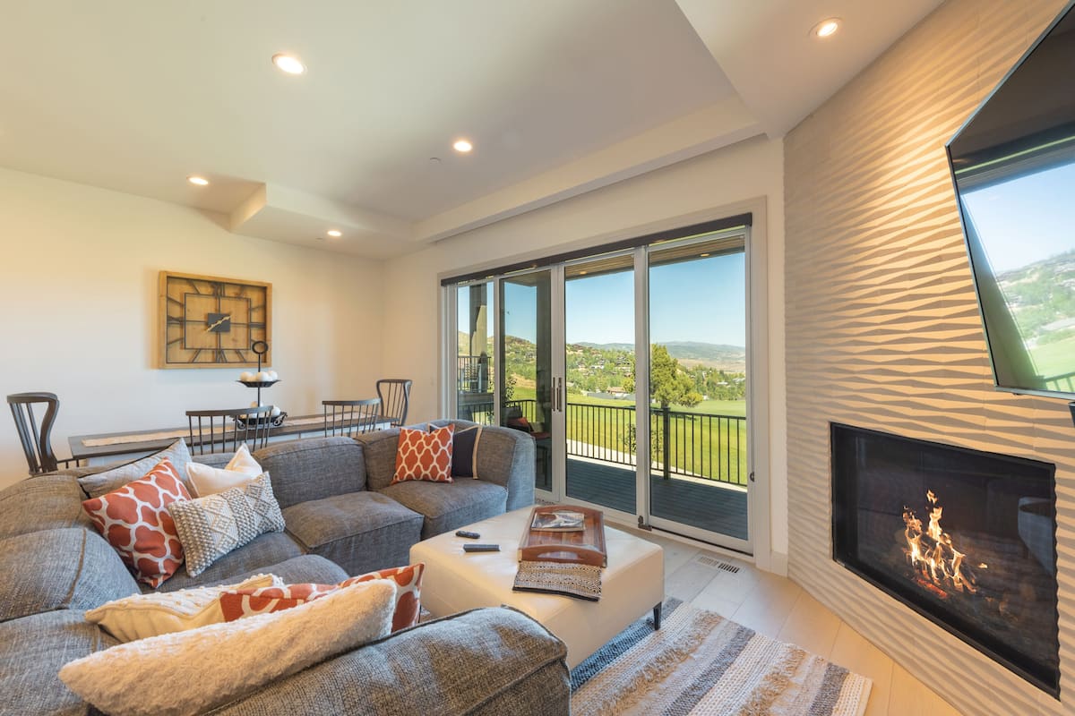 Walk to skiing exceptional 4 bedroom | Living room | 50-inch TV with cable channels, fireplace, Netflix