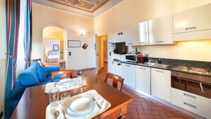 Une chambre d’hôtel avec un coin repas, une kitchenette et une salle de bain.