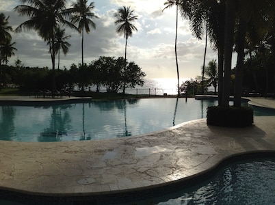 Beachfront family friendly garden condo, full A/C, WiFi, sleeps 6, Smart TV's