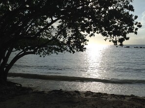 Rannalla, aurinkotuoleja, rantapyyhkeitä