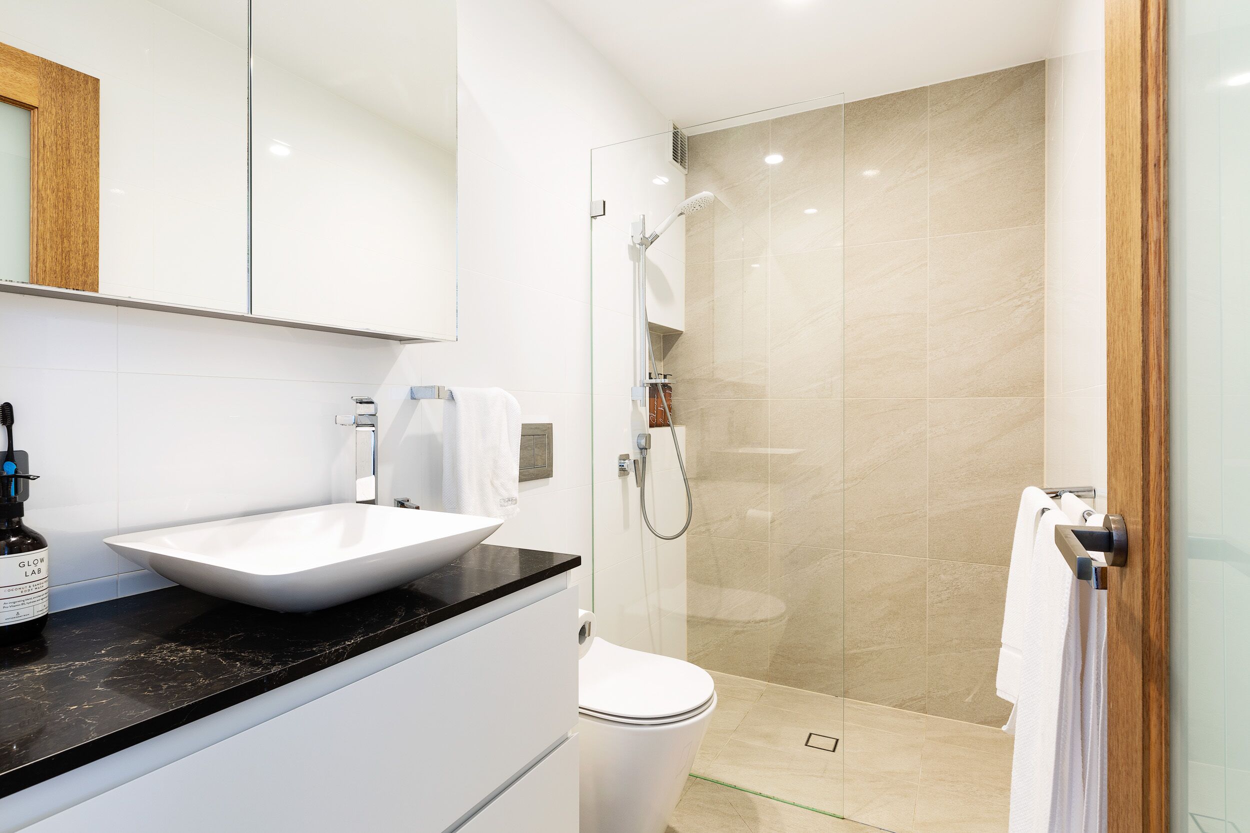 Absolute beachfront luxury Manly apartment with views — image 18