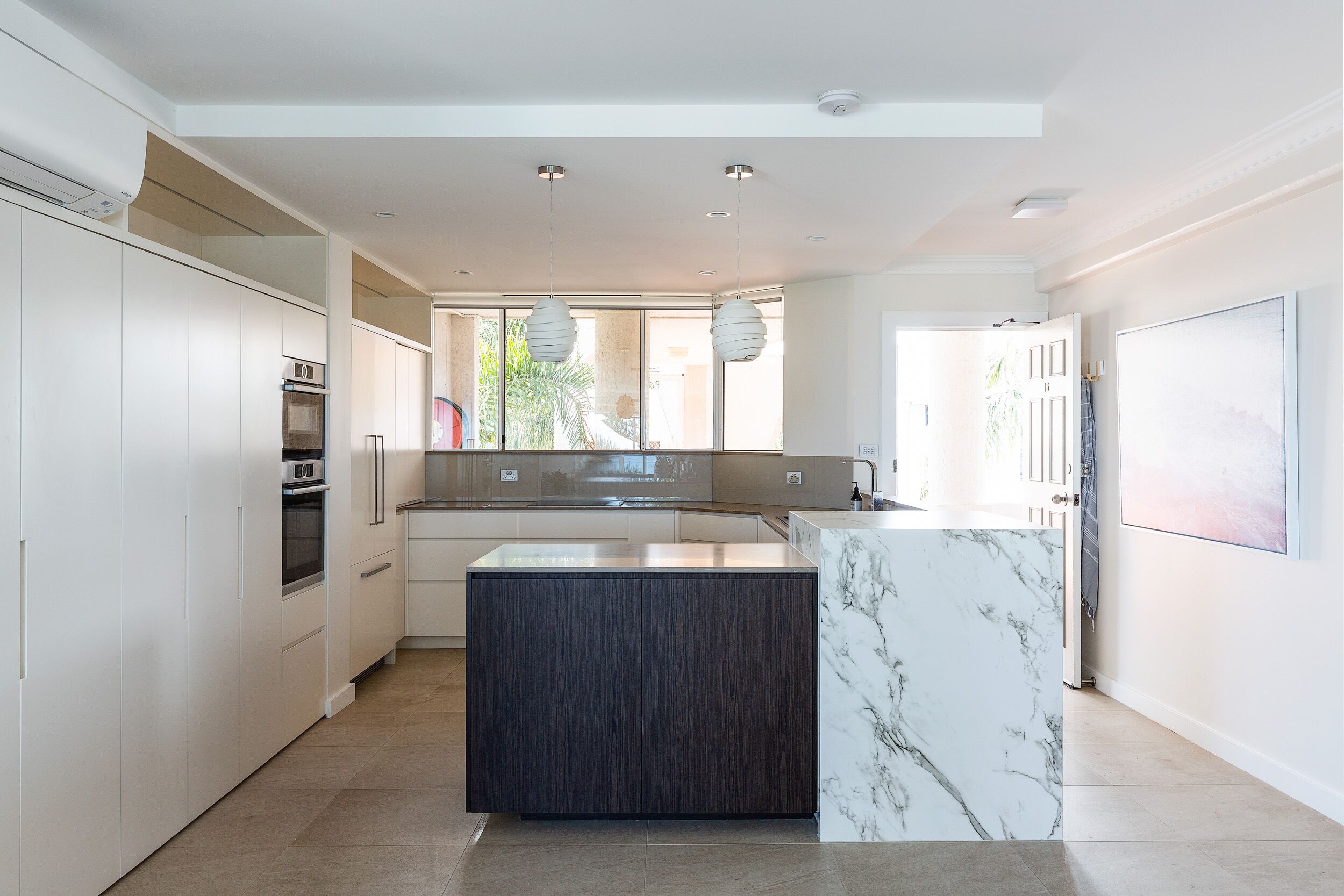 Absolute beachfront luxury Manly apartment with views — image 15