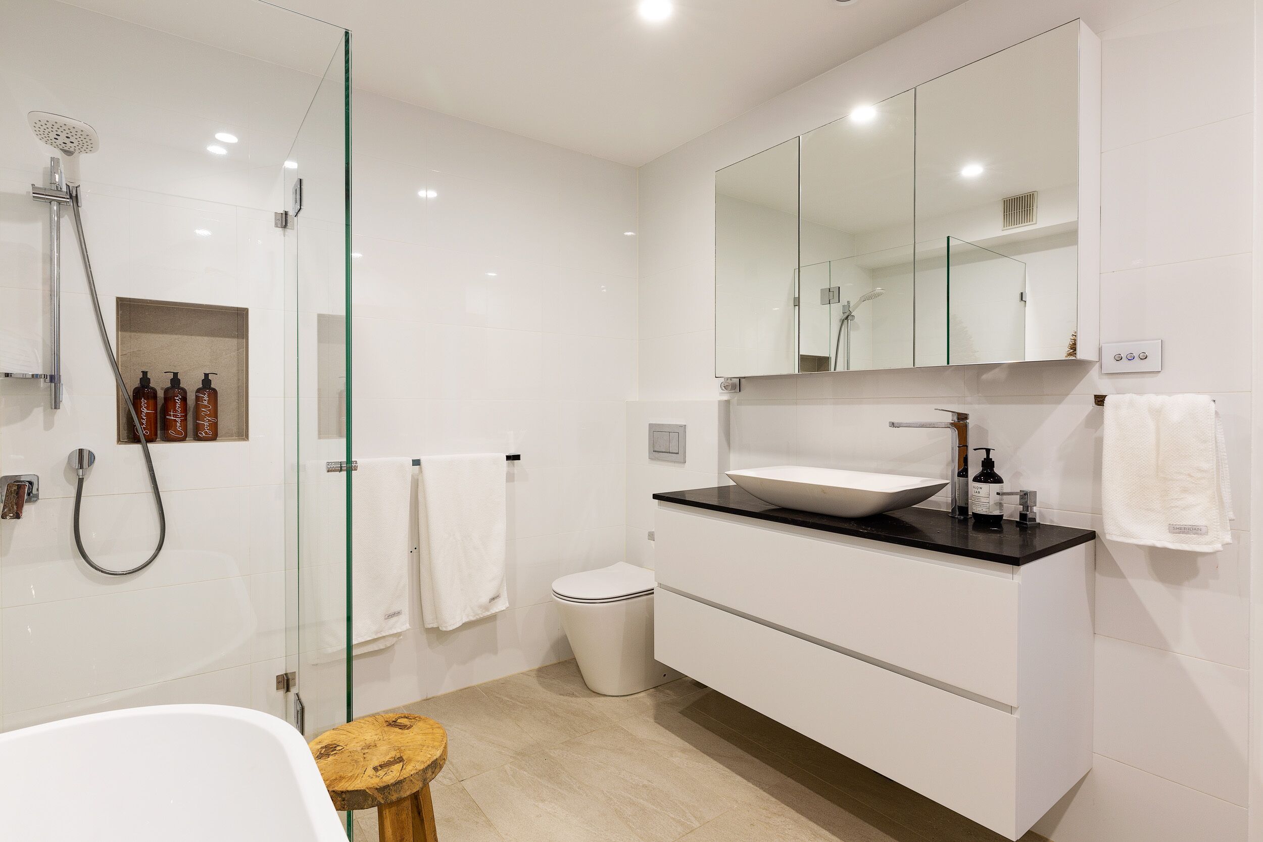 Absolute beachfront luxury Manly apartment with views — image 22