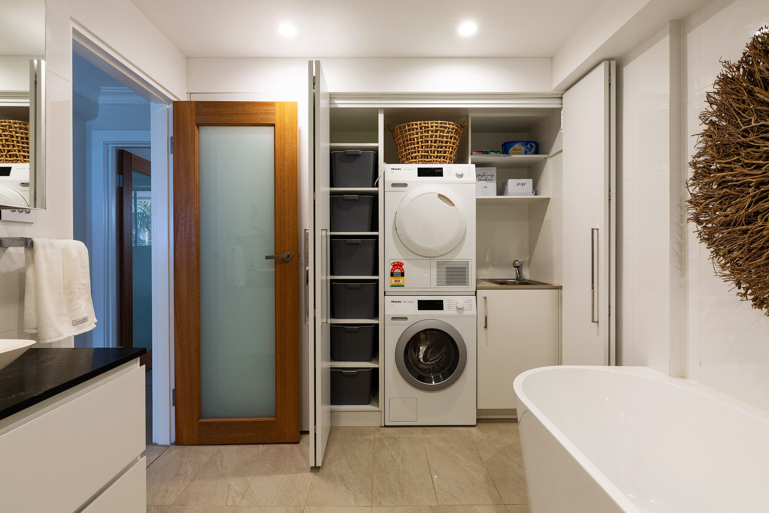 Absolute beachfront luxury Manly apartment with views — image 2