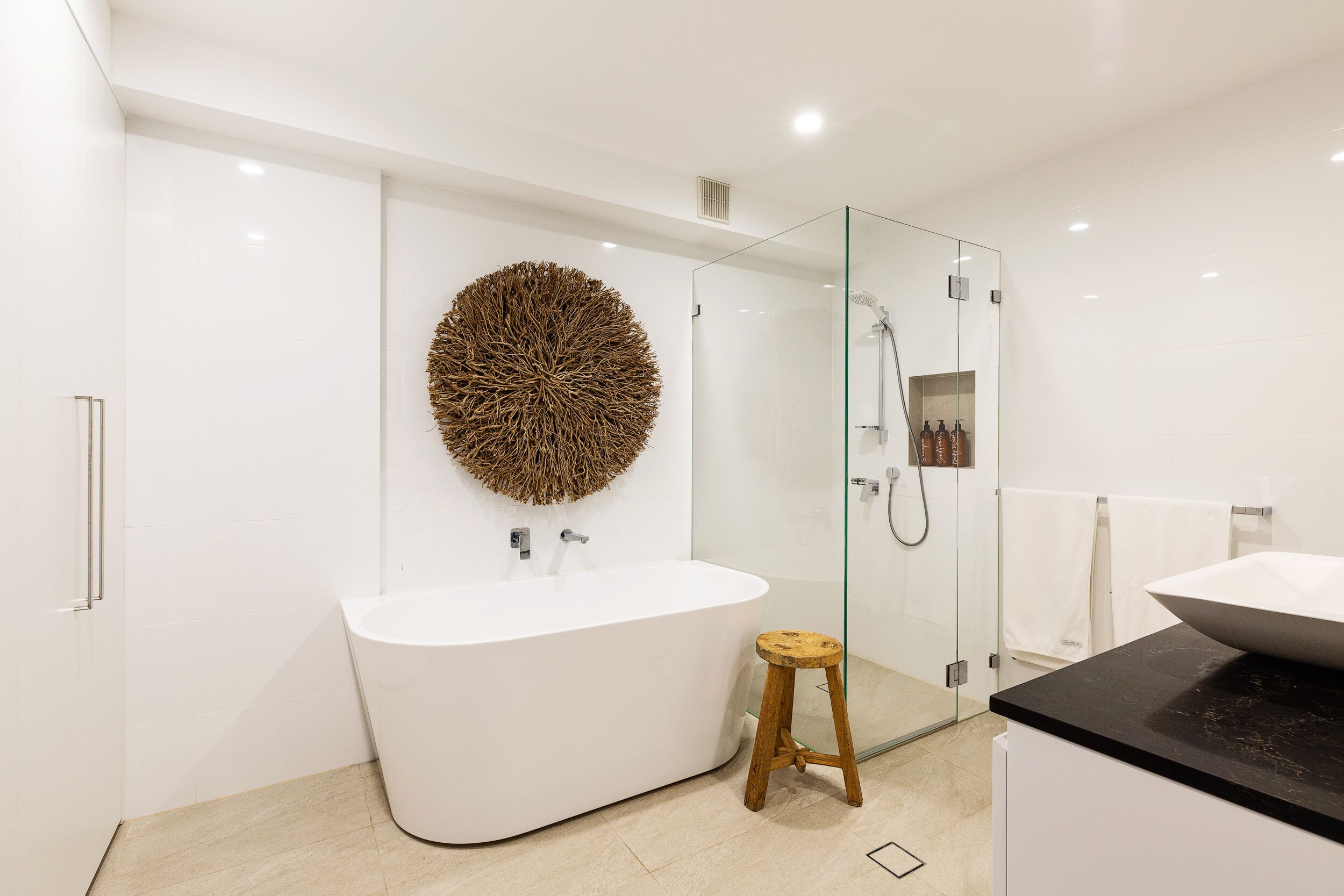 Absolute beachfront luxury Manly apartment with views — image 21